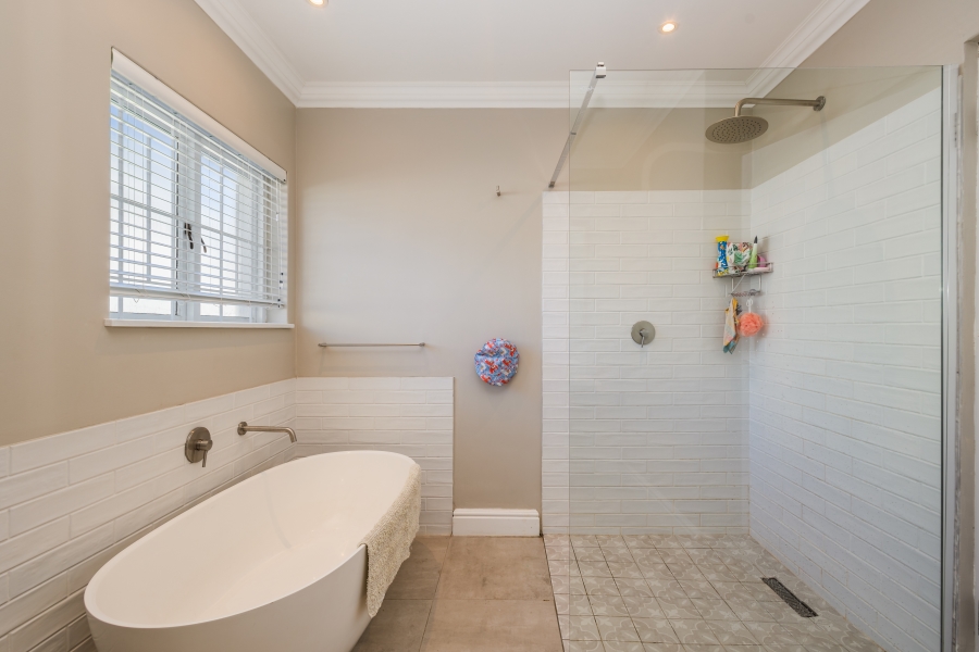 4 Bedroom Property for Sale in Whale Rock Western Cape